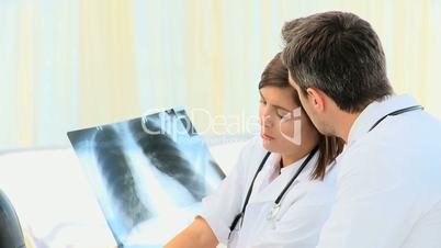 Ärzte mit Röntgenaufnahmen