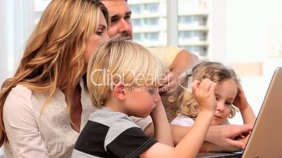 Familie mit Laptop