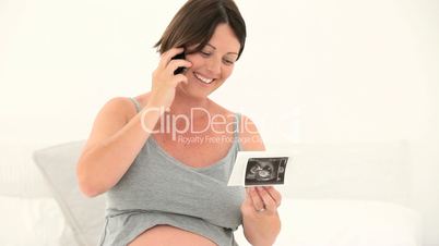 Schwangere telefoniert