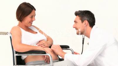 Schwangere mit Arzt
