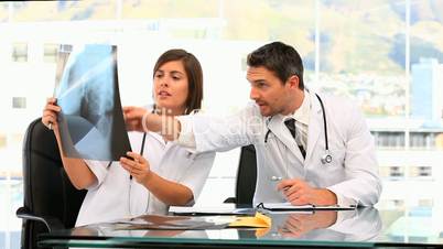 Ärzte mit Röntgenaufnahmen