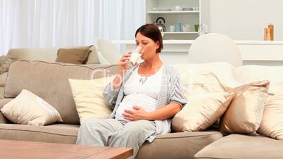 Schwangere trinkt Milch