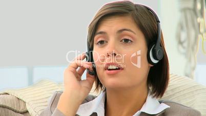 Frau telefoniert über Headset