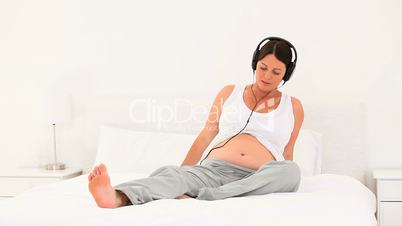 Schwangere hört Musik