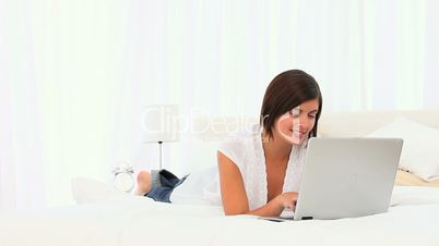 Frau mit Laptop