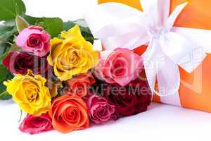 Rosen und Geschenk / roses and present