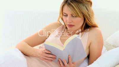 Frau mit Buch