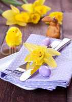 Tischgedeck mit Osterglocke / place setting with daffodil