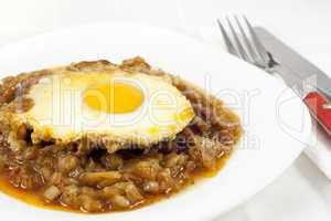 Stew with onion, egg and sausages