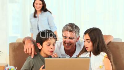 Familie vor dem Laptop