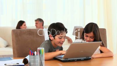 Kinder vor dem Laptop