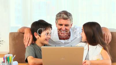 Familie vor dem Laptop