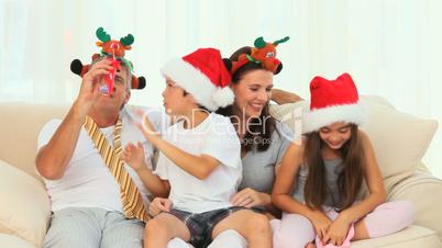 Familie am Weihnachten