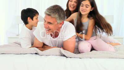 Familie im Bett