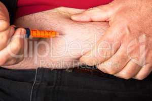 Mann spritzt sich Insulin 179a