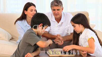 Familie spielt Schach