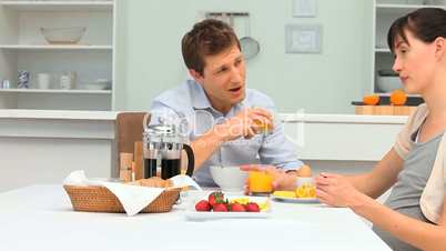 Schwangere frühstückt mit ihrem Mann