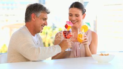 Ehepaar trinkt Cocktail