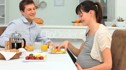 Schwangere mit ihrem Mann frühstücken