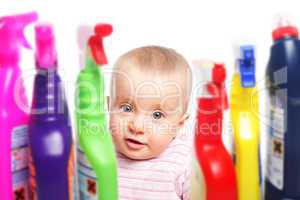 Kleinkind und giftige Reiniger