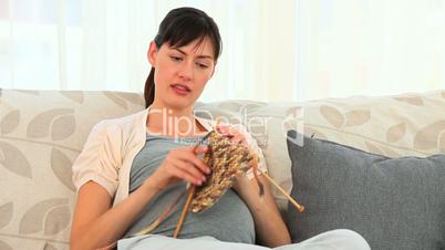 Schwangere beim Stricken
