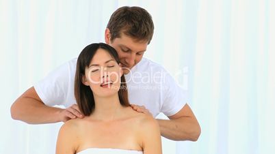Mann massiert die Frau