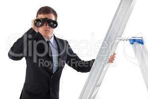 Businessmann auf einer Leiter mit dem Fernglas