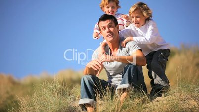 Vater und Kinder in den Dünen