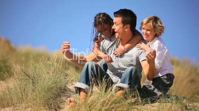 Vater und Kinder in den Dünen