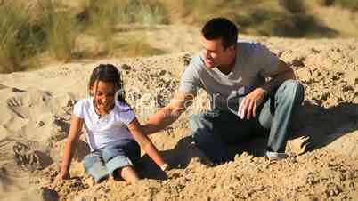 Vater und Kind in den Dünen