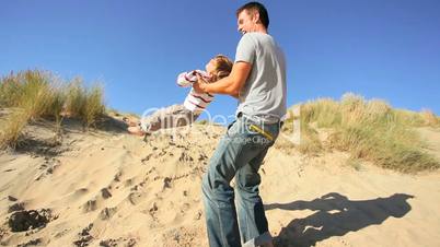 Vater und Kind in den Dünen