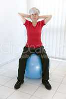 Frau mit Gymnastikball