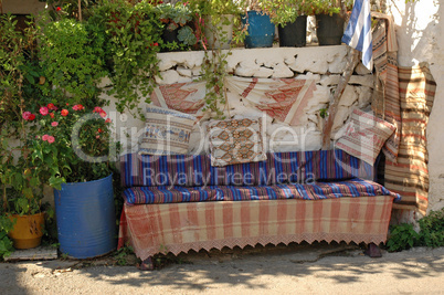 Sofa an einem Haus auf Kreta