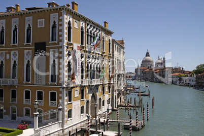 Venedig, Blick von der Ponte Accademia auf den Canale Grande, im Hintergund die mächtige Basilica Santa Maria della Salute