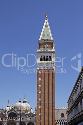 Venedig, Markusturm, Campanile auf dem Markusplatz, im Hintergrund die Markuskirche - Venice, St. Mark's Campanile