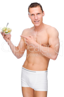 Mann mit einer Salatschüssel