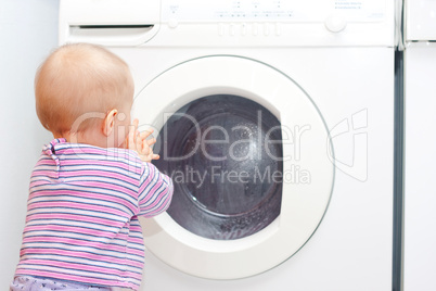 Kleinkind vor der Waschmaschine