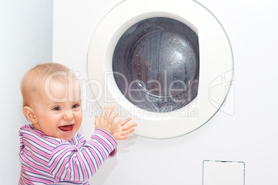 Kleinkind freut sich über umweltfreundliche Wäsche