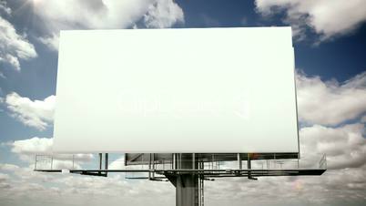 Plakatwand mit Wolkenhimmel