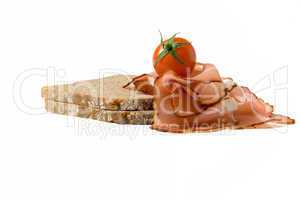 Brotscheibe mit Schinken und Tomate