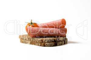 Brot mit Salami und Tomate