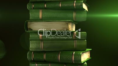 Hoher Bücherstapel mit grünem Hintergrund