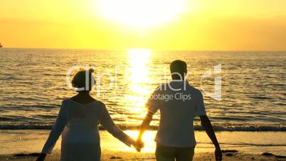 Senioren am Strand bei Sonnenuntergang