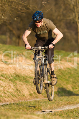 Springender Mountainbiker