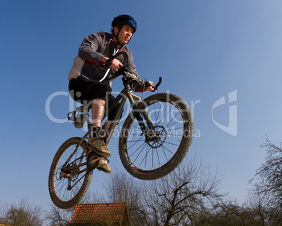 Springender Mountainbiker