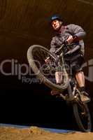 Springender Mountainbiker