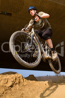 Springender Mountainbiker