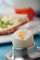 Frühstück mit einer Tasse Kaffee und einem Ei