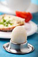 Frühstück mit einer Tasse Kaffee und ein Ei