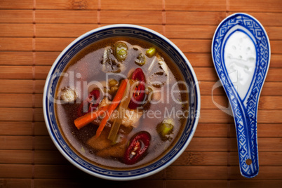 Chinesische Suppe mit Hühnerfleisch und Chili